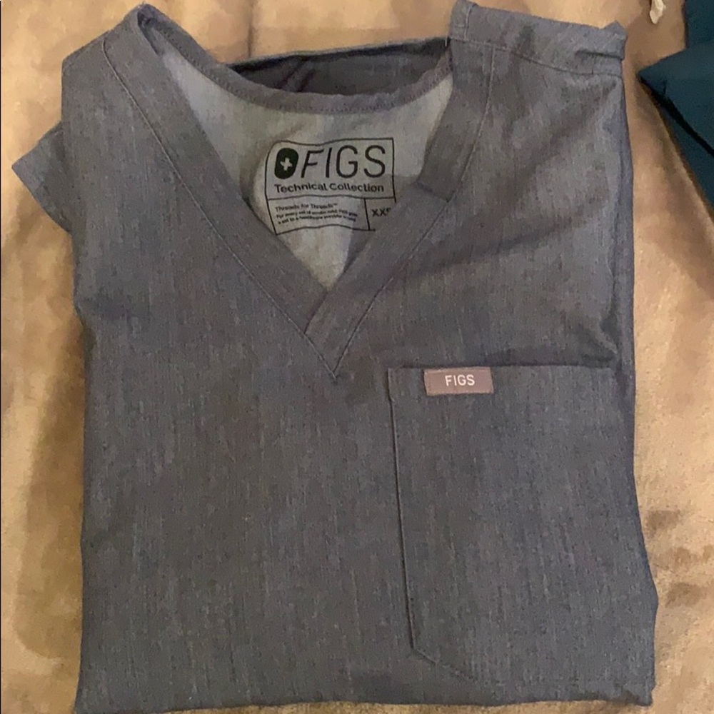 Figs one pocket top